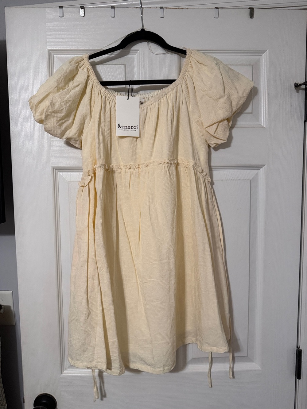 EnMerci Cream Puff-Sleeve Dress
NWT
POCKETS!!